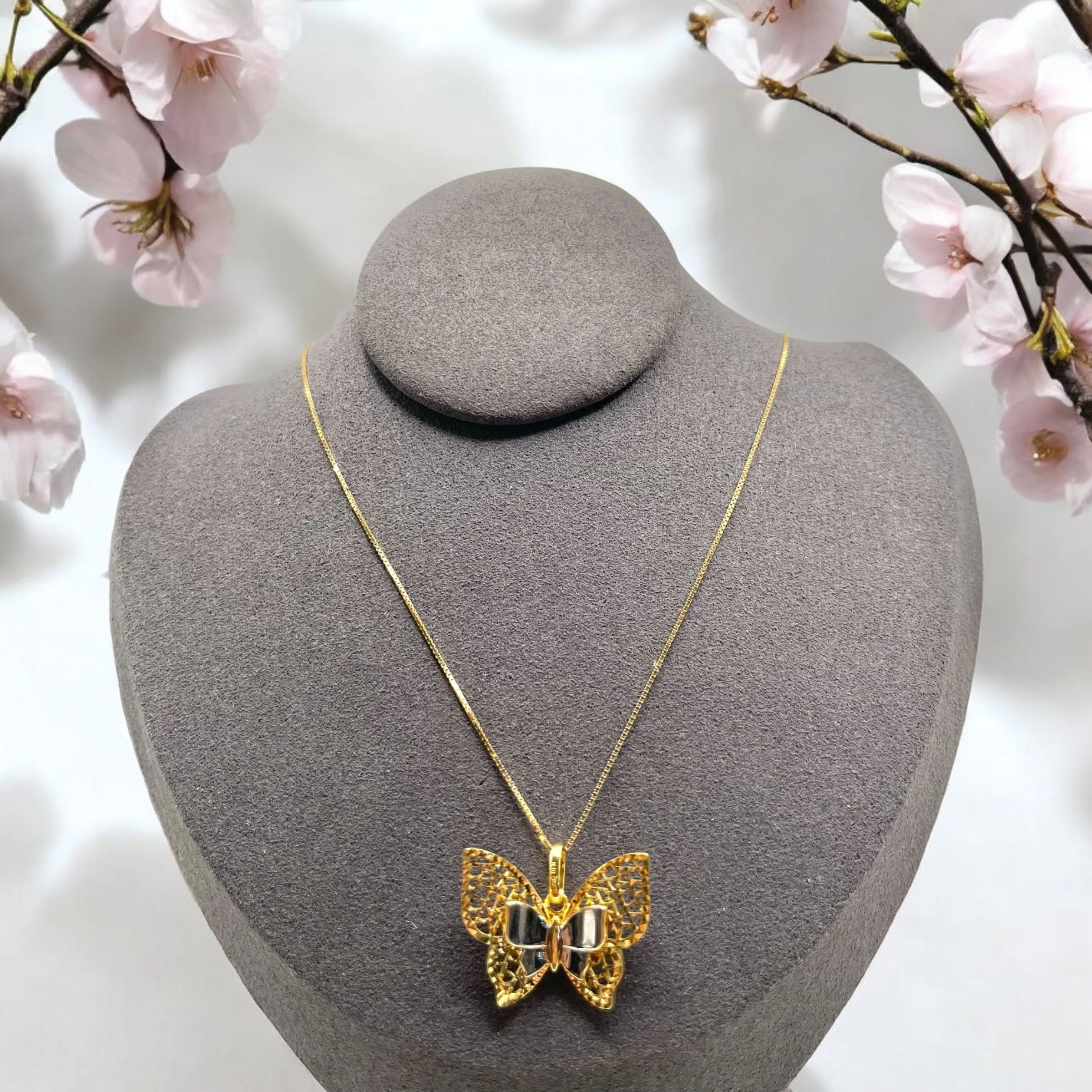 BUTTERFLY DANGLING NECKLACE